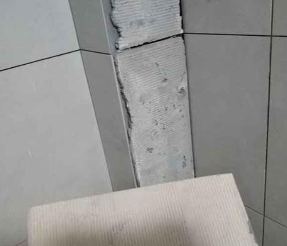 威海瓷砖空鼓维修公司分享下厨房瓷砖脱落的补救措施。